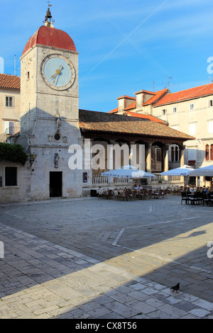 La tour de l'horloge de l'Hôtel de ville (15e siècle), vieille ville, Trogir, en Dalmatie, Croatie Banque D'Images