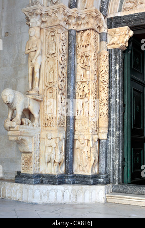 Le portail roman par maître sculpteur Radovan (1240s), la cathédrale de Saint-Laurent, Trogir, en Dalmatie, Croatie Banque D'Images