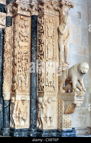 Le portail roman par maître sculpteur Radovan (1240s), la cathédrale de Saint-Laurent, Trogir, en Dalmatie, Croatie Banque D'Images