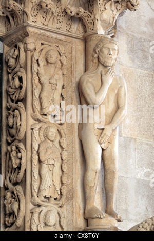 Le portail roman par maître sculpteur Radovan (1240s), la cathédrale de Saint-Laurent, Trogir, en Dalmatie, Croatie Banque D'Images