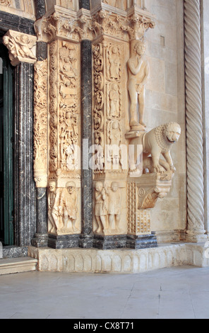 Le portail roman par maître sculpteur Radovan (1240s), la cathédrale de Saint-Laurent, Trogir, en Dalmatie, Croatie Banque D'Images