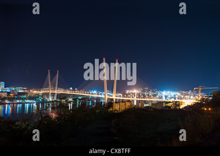 Vue de nuit sur le pont dans la Fédération de Vladivostok sur la Corne d''bay Banque D'Images