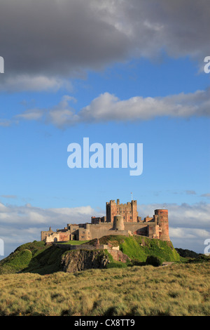 Fin d'après-midi au château de Bamburgh sur la côte de Northumberland. Banque D'Images