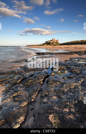 Fin d'après-midi au château de Bamburgh sur la côte de Northumberland. Banque D'Images