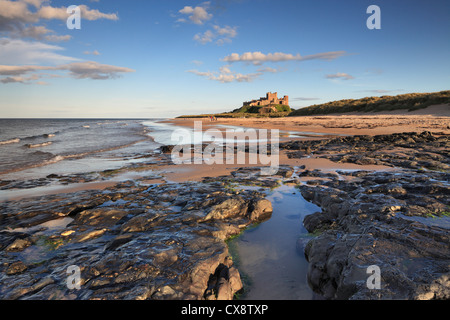 Fin d'après-midi au château de Bamburgh sur la côte de Northumberland. Banque D'Images