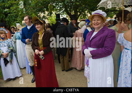 Dames en costume Régence, promenade à travers le centre-ville de Bath pendant le Festival 2012 Jane Austen Banque D'Images