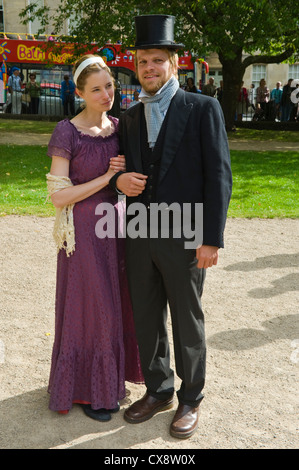 Fans en costume Régence promenade à travers le centre-ville de Bath pendant le Festival 2012 Jane Austen Banque D'Images