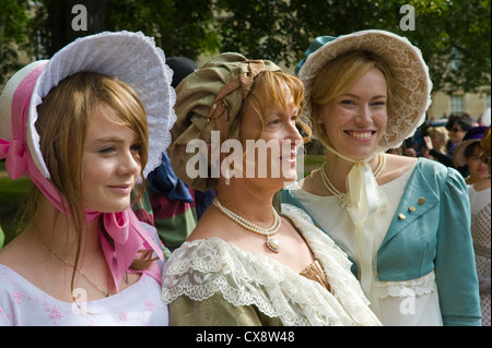 Dames en costume Régence, promenade à travers le centre-ville de Bath pendant le Festival 2012 Jane Austen Banque D'Images