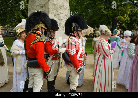 Fans en costume Régence promenade à travers le centre-ville de Bath pendant le Festival 2012 Jane Austen Banque D'Images