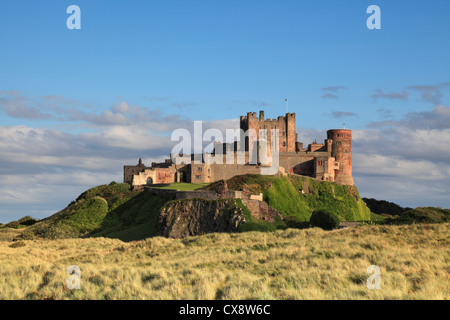 Fin d'après-midi au château de Bamburgh sur la côte de Northumberland. Banque D'Images