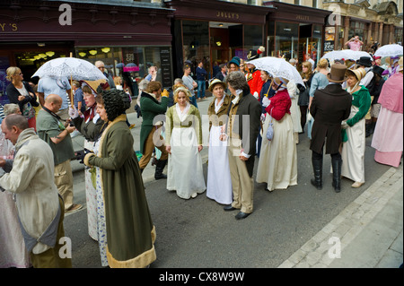 Fans en costume Régence promenade à travers le centre-ville de Bath pendant le Festival 2012 Jane Austen Banque D'Images