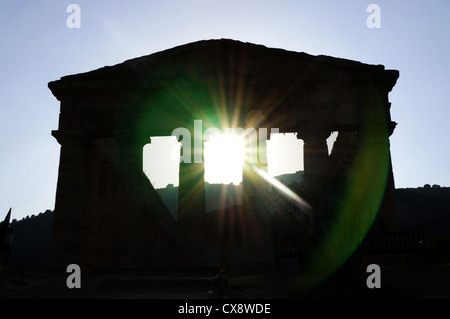 La façade de la temple grec de Ségeste en Sicile vu en rétro-éclairage Banque D'Images