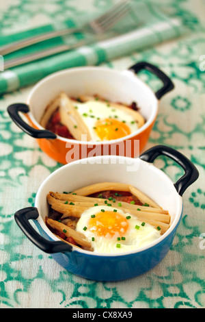 Les œufs avec les asperges. Recette disponible. Banque D'Images