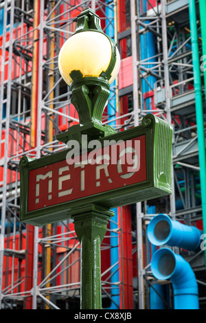 Métro, métro, ou connectez-vous dans le centre de Paris près du centre Pompidou et les amis du Musée Banque D'Images