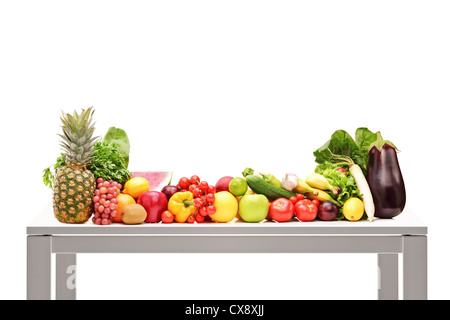 Un studio photo de tas de fruits sur une table isolé sur fond blanc Banque D'Images