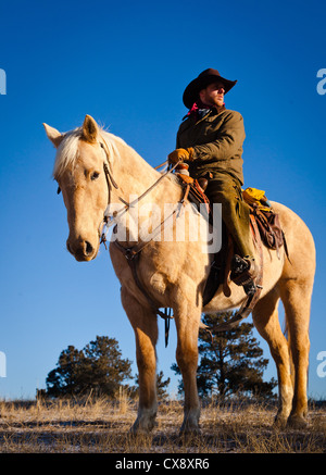 Cowboy sur son cheval dans un ranch dans le nord-est du Wyoming Banque D'Images