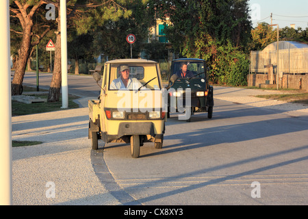 Les trois camions de ferme à roues, Piaggio Ape, à Isola Sant'Erasmo Île dans la lagune de Venise Banque D'Images