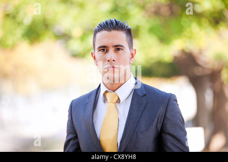Happy young woman au city park Banque D'Images