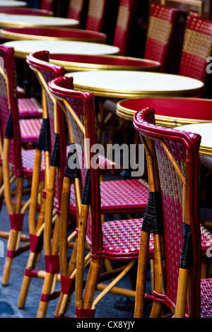 Rangée de cafe tables et chaises dans les rues de Paris, France Banque D'Images