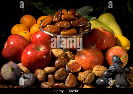 Photo de groupe - nature morte de fruits et noix de fête à l'automne / Noël - oranges pommes châtaignes figues poires noix dates Banque D'Images