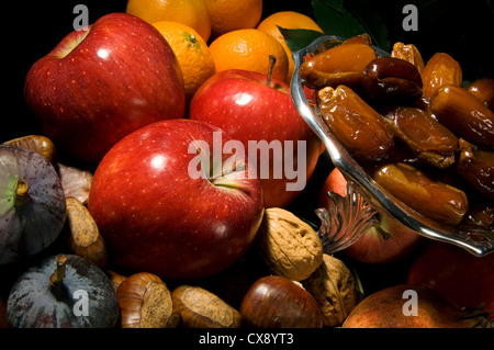 Photo de groupe - nature morte de fruits et noix de fête à l'automne / Noël - oranges pommes châtaignes figues poires noix dates Banque D'Images