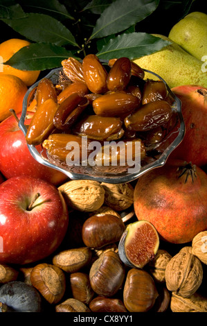 Photo de groupe - nature morte de fruits et noix festif à Noël dates d' automne / Banque D'Images