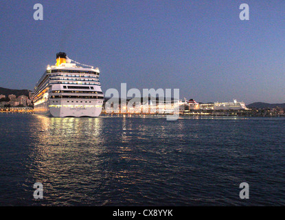 Costa Croisière bateau de croisière "Costa Fortuna' au cours arrivée tôt le matin dans le port de Palma de Majorque Banque D'Images