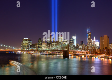 Rendre hommage à la lumière dans le centre-ville de New York en souvenir de l'attentat du 11 septembre. Banque D'Images