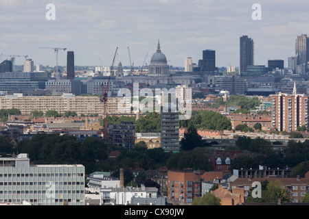 Vue aérienne de South London Borough of Lambeth à de Camberwell vers la Cathédrale St Paul et de Westminster. Banque D'Images