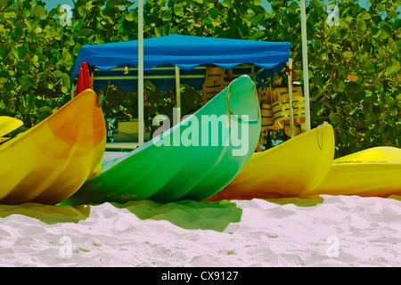 Coloful bateaux à louer sur la plage, Grand Cayman, l'Amérique centrale, des Caraïbes de l'Ouest Banque D'Images