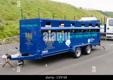 Centre de recyclage mobile monté sur une remorque pour permettre un transport facile à de grands événements. Banque D'Images