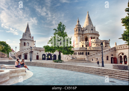 La Halászbástya ou du Bastion des pêcheurs sur la colline du château à Budapest, est une terrasse de style néo-gothique et néo-roman. Banque D'Images