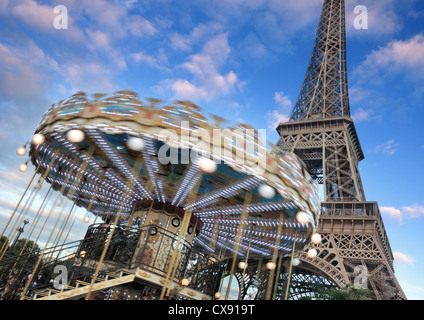 Rond point près de la tour Eiffel à Paris, France. Banque D'Images