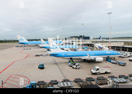 Les avions d'Air France KLM sur le tarmac de l'aéroport Schiphol d'Amsterdam avec des véhicules de service Banque D'Images