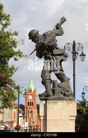 Statue en bronze d'un soldat le mémorial de la première guerre mondiale avec au-delà de Guildhall à Derry City, Co Londonderry (Irlande du Nord, Royaume-Uni Banque D'Images