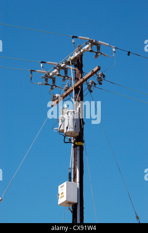 Pôle de la ligne d'alimentation transformateurs électriques monté sur un poteau de la ligne d'alimentation. Isolateurs en céramique sont également visibles. Californie, USA. Banque D'Images