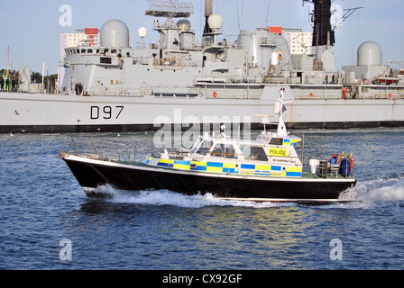 Le ministère de la Défense britannique bateau de police 'Sir' Gale Humphrey escorte le navire de la Royal Navy HMS Edinburgh' 'hors de Portsmouth. Banque D'Images