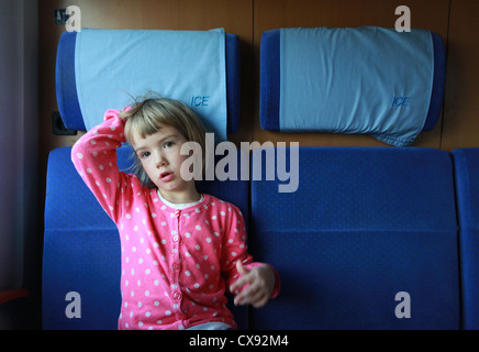 Une jeune fille voyageant dans la 2e classe de l'Intercity-Express de la compagnie nationale allemande Deutsche Bahn'. Banque D'Images