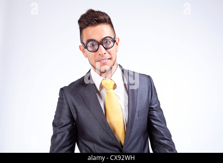 Heureux homme nerd avec lunettes drôles Banque D'Images