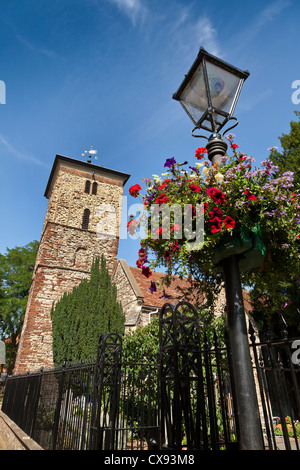 Colchester, UK, centre-ville Hanging Basket, Holy Trinity Church tower Banque D'Images