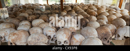 Les restes humains, shulls à Choeung Ek centre génocidaire, au sud de Phnom Penh, Cambodge. Banque D'Images