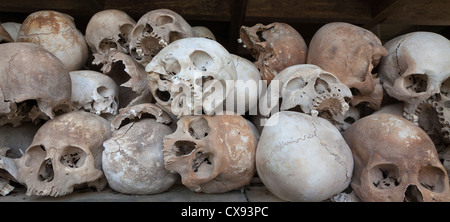 Les restes humains, shulls à Choeung Ek centre génocidaire, au sud de Phnom Penh, Cambodge. Banque D'Images