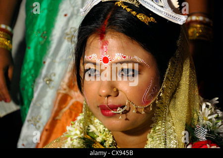Portrait d'une jeune mariée mariage hindou bengali des rituels Banque D'Images