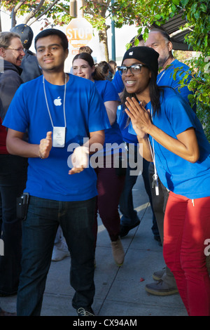 21 septembre 2012 Apple employés accueillent les clients attendent en ligne pour acheter le nouvel iPhone 5 à l'Apple store à Berkeley, CA Banque D'Images