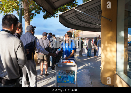 21 septembre 2012, employé d'Apple propose une nourriture pour les clients en ligne pour acheter le nouvel iPhone 5 à l'Apple store à Berkeley, CA Banque D'Images