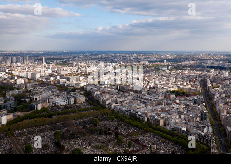 Vue sur Paris et du cimetière Montparnasse à partir de la Tour Montparnasse, Paris, France Banque D'Images