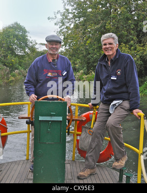 L'équipage du 'Egremont' sur le Canal de Chichester en bateau. Banque D'Images