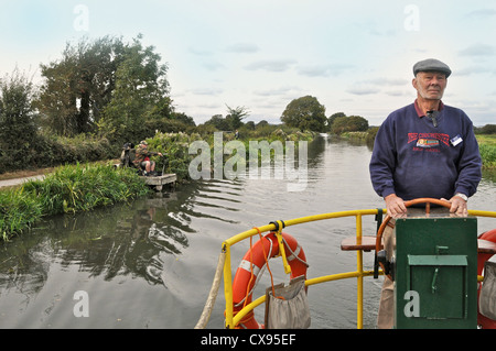 L'équipage du 'Egremont' sur le Canal de Chichester en bateau. Banque D'Images