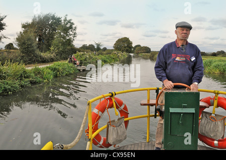 L'équipage du 'Egremont' sur le Canal de Chichester en bateau. Banque D'Images