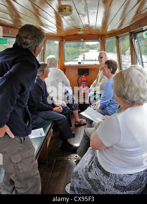 Les passagers sur le 'Egremont' sur le Canal de Chichester en bateau pour les touristes. Banque D'Images